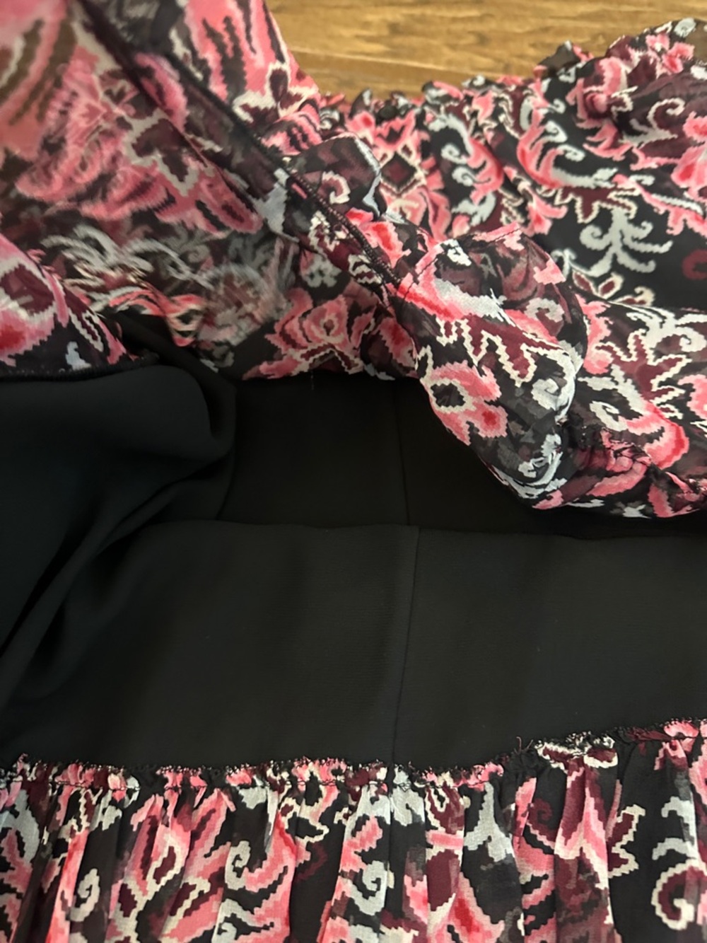 Kate Spade New York Mediun Tapestry Silk Black Grey Prink Chiffon Ruffle Top. - Picture 9 of 10